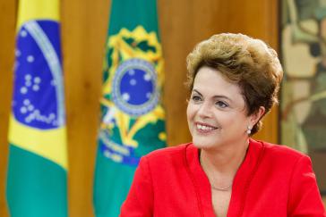 Brasiliens Präsidentin Dilma Rousseff, hier während eines Interviews mit dem Fernsehsender TV France 24 am 5. Juni 2015 Brasiliens Präsidentin Dilma Rousseff, hier während eines Interviews mit dem Fernsehsender TV France 24 am 5. Juni 2015