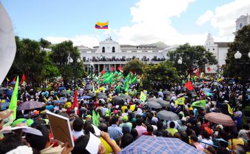 Tausende Regierungsanhänger versammelten sich vor dem Präsidentenpalast