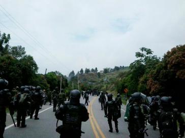 Einsätzkräfte der Spezialeinheit ESMAD gehen gegen Landbesetzungen in Cauca vor