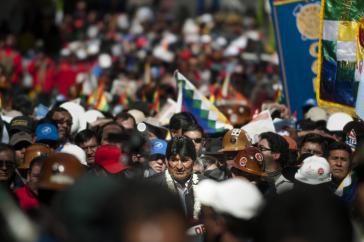 Evo Morales unter Arbeitern. In Berlin wird er unter anderem mit Bundeskanzlerin Angela Merkel zusammenkommen Evo Morales unter Arbeitern. In Berlin wird er unter anderem mit Bundeskanzlerin Angela Merkel zusammenkommen