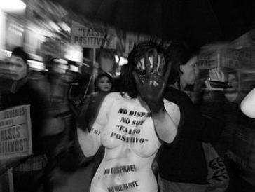 Demonstration in Erinnerung an die als "falsos positivos" Ermordeten in Kolumbien: "Nicht schießen! Bring mich nicht um! Ich bin kein 'falscher Richtiger'!" Demonstration in Erinnerung an die als "falsos positivos" Ermordeten in Kolumbien: "Nicht schießen! Bring mich nicht um! Ich bin kein 'falscher Richtiger'!"