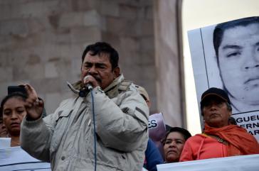 Felipe de la Cruz ruft im Namen der Angehörigen der verschwundenen Studenten zu einer Großdemonstration In Mexiko-Stadt am 26.Januar auf