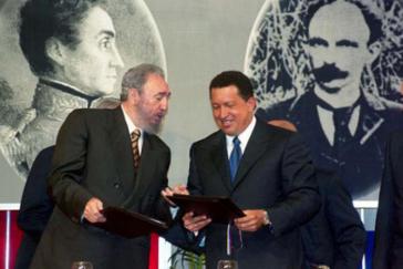 Fidel Castro und Hugo Chávez nach der Unterzeichnung des Kooperationsabkommens im Präsidentenpalast Miraflores in Caracas am 30. Oktober 2000