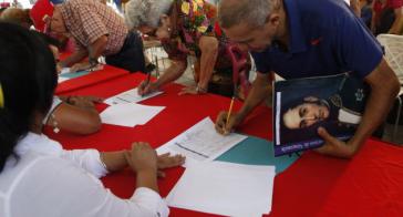 Bürger unterschreiben in Caracas den Aufruf, die Wahlresultate zu respektieren Bürger unterschreiben in Caracas den Aufruf, die Wahlresultate zu respektieren