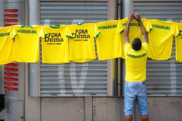"Weg mit Dilma": T-Shirt-Verkauf am Rande der Demonstration in São Paulo