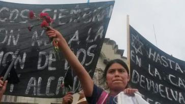 Indigene kamen mit roten Nelken zur Demonstration am 30. Mai und  überreichten s