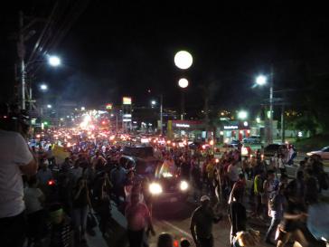 Auch am 16. Fackelzug gegen Korruption in der Hauptstadt Tegucigalpa beteiligten sich Tausende und forderten eine UN-Kommission gegen Straflosigkeit sowie den Rücktritt von Präsident Hernańdez Auch am 16. Fackelzug gegen Korruption in der Hauptstadt Tegucigalpa beteiligten sich Tausende und forderten eine UN-Kommission gegen Straflosigkeit sowie den Rücktritt von Präsident Hernańdez