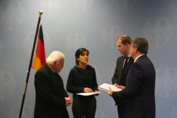 Bischof Vera bei der Übergabe der Unterschriften an Vertreter des Innenministeriums Bischof Vera bei der Übergabe der Unterschriften an Vertreter des Innenministeriums