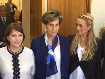 Von links nach recht: Mizi Capriles, Isabel Allende, Lilian Tintori. Von links nach recht: Mizi Capriles, Isabel Allende, Lilian Tintori.