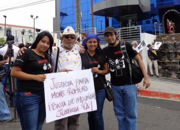 Jaime García (zweiter von links) bei der Demonstration am 21. Mai in San Salvador: "Gerechtigkeit für Monseñor Romero! Schluss mit der Straflosigkeit! Gerichtigkeit jetzt!"