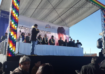 Evo Morales, hier auf der Bühne, erklärt vor Ort die Pläne zur Einrichtung eines Kernforschungszentrums