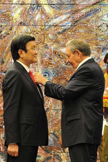 Die Verleihung des José-Martí-Ordens durch Raúl Castro an Vietnams Staatspräsidenten Truong Tan Sang