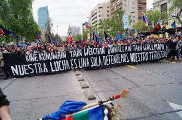 Mapuche demonstrierten am Tag des indigenen Widerstands in Santiago.  Transparent: "Unser Kampf ist ein einheitlicher, wir verteidigen unser Territorium"