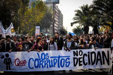 Großdemonstration gegen Korruption in Santiago am 16. April.
Auf dem Transparent steht: "Die Korrupten sollen nicht entscheiden"