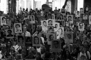 Seit 1996 findet jedes Jahr am 20. Juni in Montevideo ein Schweigemarsch für die Verschwundenen statt. Das diesjährige Motto war: "Schluss mit der Straflosigkeit jetzt - Wahrheit und Gerechtigkeit"