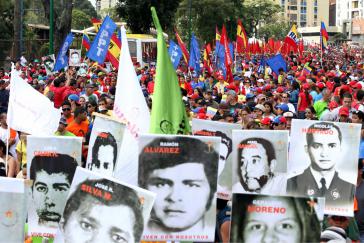Bilder von Opfern der Repression beim “Marsch zu Ehren der Unbesiegten"