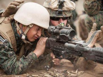 US-Marine bei der Ausbildung eines peruanischen Soldaten
