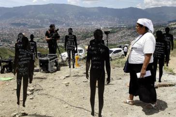 Menschenrechtsaktivisten auf dem Gelände der Exhumierung in Medellín