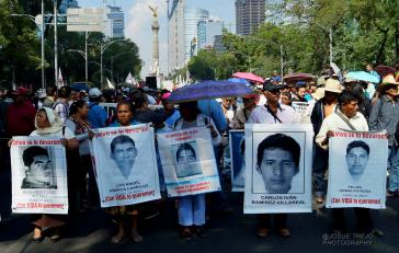Angehörige der 43 verschleppten Lehramtsstudenten aus Ayotzinapa führen die 1.-Mai-Demonstration in Mexiko-Stadt an Angehörige der 43 verschleppten Lehramtsstudenten aus Ayotzinapa führen die 1.-Mai-Demonstration in Mexiko-Stadt an