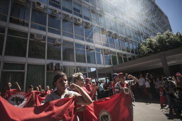 MST-Aktivisten vor dem Finanzministerium in Brasília