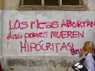 Grafitto in Chile: "Die reichen Frauen treiben ab, die armen Frauen sterben − Heuchler!"