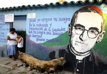 Porträt von Oscar Romero auf einem Wandbild in San Salvador