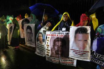 Angehörige der verschwundenen Studenten bei der Mahnwache an Weihnachten vor dem Regierungssitz in Mexiko-Stadt