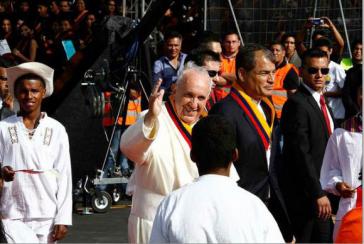 Papst Franziskus wurde am Flughafen in Quito von Ecuadors Präsident Correa empfangen