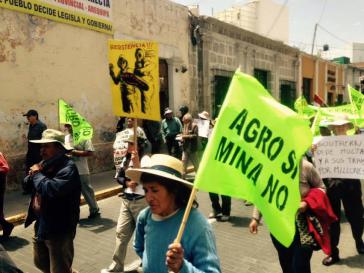 Soziale Organisationen aus Arequipa und anderen Teilen des Landes protestieren gegen den geplanten Minenbau im Tal von Tambo