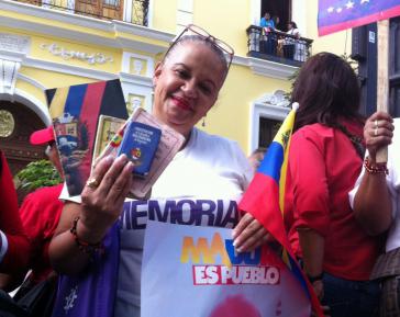 Eine Frau auf der Plaza Bolivar zeigt ihr Exemplar der Verfassung und betont ihre Unterstützung für Präsident Maduro