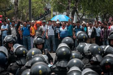 Polizisten vor Demonstranten in Mexiko. Bei solchen Einsätzen kommt es immer wieder zu Verletzungen der Menschenrechte