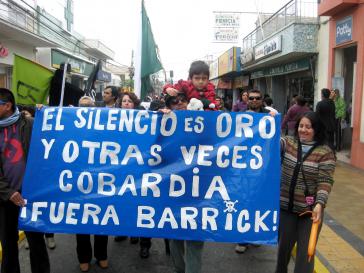 Ziel erreicht: Demonstration gegen das Bergbauprojekt Pascua Lama. "Schweigen ist Gold – und manchmal Feigheit: Barrick raus!"