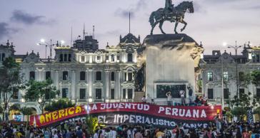 Protest gegen das Jugendarbeitsgesetz vor dem Kongress in Lima