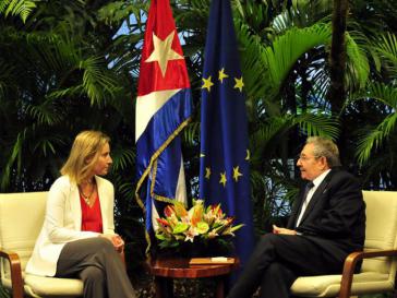 Die EU-Außenbeauftragte Federica Mogherini mit Kubas Präsident Raúl Castro