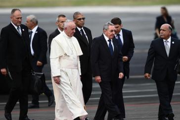 Papst Franziskus wurde in Kuba von Präsident Raúl Castro auf dem Flughafen "José Martí" von Havanna  empfangen