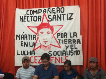 Bei der Pressekonferenz nach dem Mord an Héctor Sántiz López. Rechts neben Velasco: die Frau des Getöteten, Rosa Morales