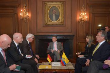 Treffen von Steinmeier, Santos und Diplomaten beider Seiten Treffen von Steinmeier, Santos und Diplomaten beider Seiten