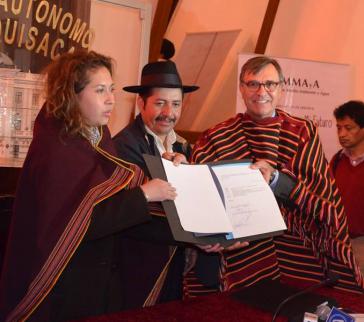 Boliviens Ministerin für Umwelt und Wasser, Alexandra Moreira, und der Leiter des Regionalbüros der Kreditanstalt für Wiederaufbau (KfW), Gerd Juntermanns (rechts im Bild) nach Unterzeichnung des Abkommens