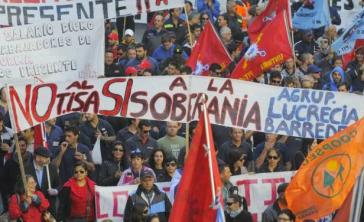 Nach massiven Protesten des Gewerkschaftsverbandes PIT-CNT sowie politischer und sozialer Bewegungen hat Uruguay sich aus den Tisa-Verhandlungen zurückgezogen Nach massiven Protesten des Gewerkschaftsverbandes PIT-CNT sowie politischer und sozialer Bewegungen hat Uruguay sich aus den Tisa-Verhandlungen zurückgezogen