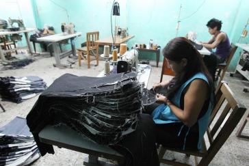 Ihr Mindestlohn soll gesenkt werden: Arbeiterinnen in einer guatemaltekischen Textilfabrik