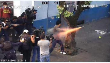 Gewaltsame Proteste: ein Demonstrant feuert einen Feuerwerkskörper auf Polizisten ab