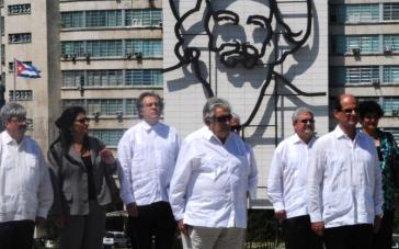 Mujica und weitere Delegationsmitglieder auf dem Revolutionsplatz in Havanna. Im Hintergrund das Konterfei des Revolutionärs Camilo Cienfuegos