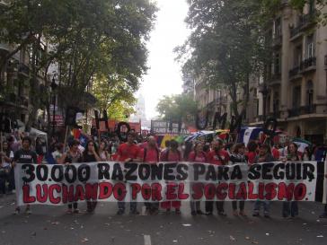 "30.000 Gründe, weiter für den Sozialismus zu kämpfen" – Transparent der linksgerichteten Frente Santillan