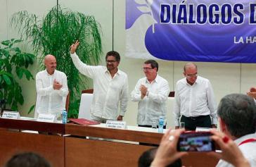 Nach der Unterzeichnung des Abkommens. Von links nach rechts: Dag Nylander (Norwegen), Iván Marquez (Farc-EP), Kubas Außenminister Bruno Rodríguez Parilla, Humberto de la Calle (Regierung Kolumbien)