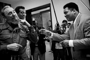 Muhammad Ali bei seinem Besuch in Kuba 1996. Hinter Fidel Castro steht der kubanische Amateurboxer, dreifache Olympiasieger und Weltmeister, Teofilo Stevenson