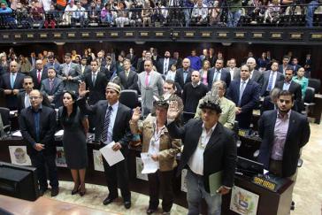 Die vom Obersten Gericht suspendierten Abgeordneten Julio Haron Ygarza, Nirma Guarulla und Romel Guzama aus dem Bundesstaat Amazonas bei der Vereidigung Die vom Obersten Gericht suspendierten Abgeordneten Julio Haron Ygarza, Nirma Guarulla und Romel Guzama aus dem Bundesstaat Amazonas bei der Vereidigung