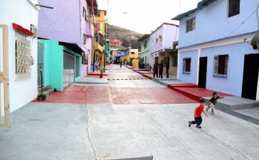 Im Armenviertel El Onoto des Hauptstadtbezirks Libertador wurden Häuser renoviert und Straßen saniert