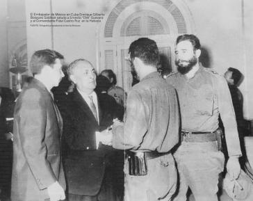 Feier anlässlich des Jahrestages Mexikos in Havanna am 16. September 1964. Von links nach rechts: Raúl Castro, Botschafter Bosques, Ernesto Che Guevara (mit dem Rücken), Fidel Castro