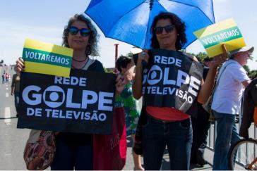 "Putsch des TV-Netzwerkes" (Wortspiel: Rede Globo ist der Name des größten Medienkonzerns in Brasilien)
Anhängerinnen von Dilma Rousseff  protestieren vor dem Senat gegen die Absetzung der Präsidentin. "Wir kommen wieder"