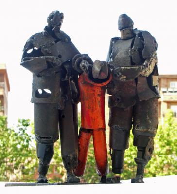Häftling und Wärter im US-Lager Guantánamo auf Kuba. Skulptur des spanischen Bildhauers José Antonio Elvira Häftling und Wärter im US-Lager Guantánamo auf Kuba